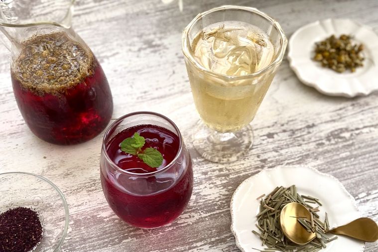 テーブルの上にあるハーブティー