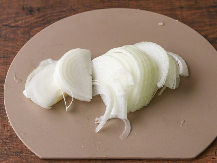 繊維と逆方向にスライスした玉ねぎ