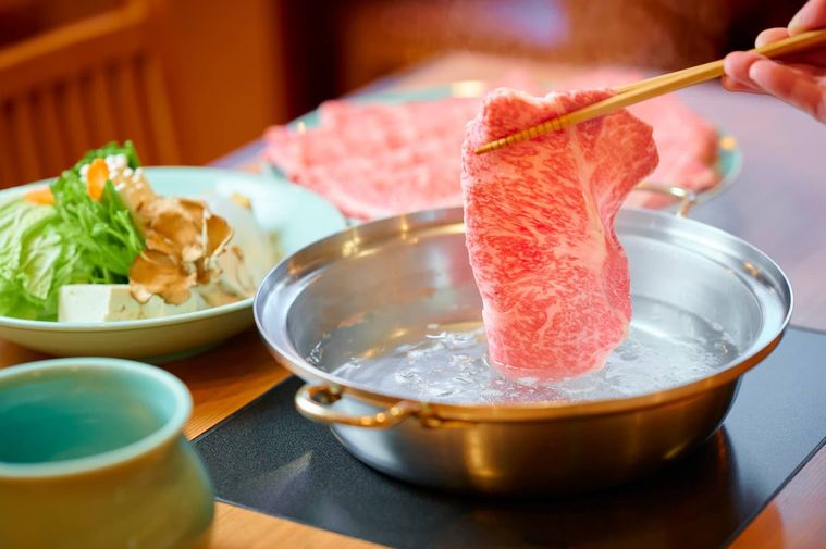 牛肉をしゃぶしゃぶする様子