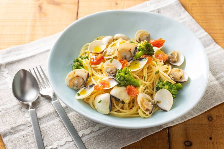 皿の上に盛られた姫はまぐりとブロッコリーの ペペロンチーノ