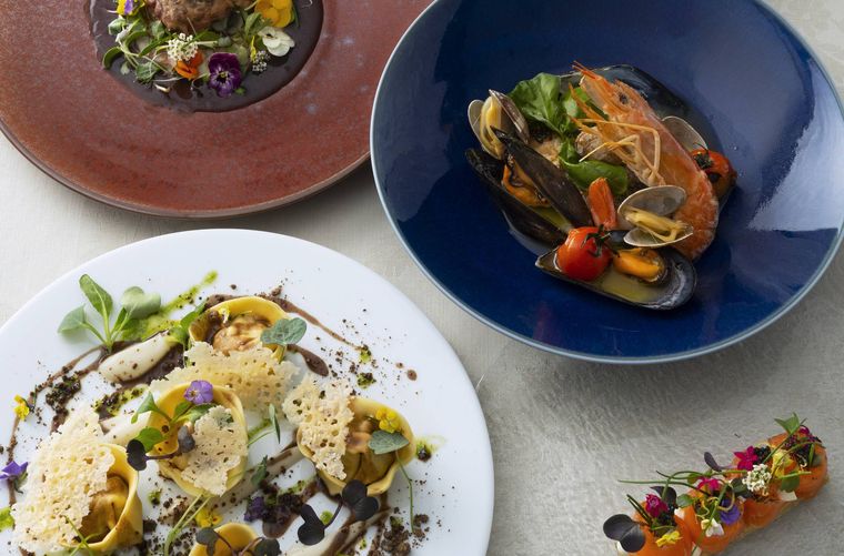 皿に盛られたディナーコースのメニュー