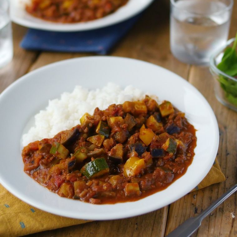 白色の丸皿に盛られたたっぷり野菜のカレー