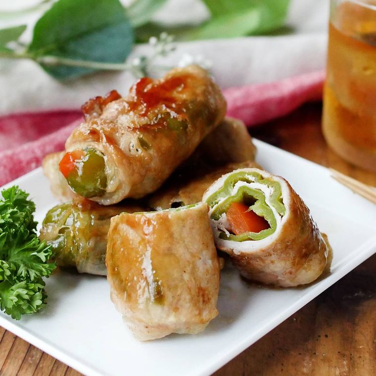 白色の四角の皿に盛られた肉巻きピーマンのバタポン照り焼き