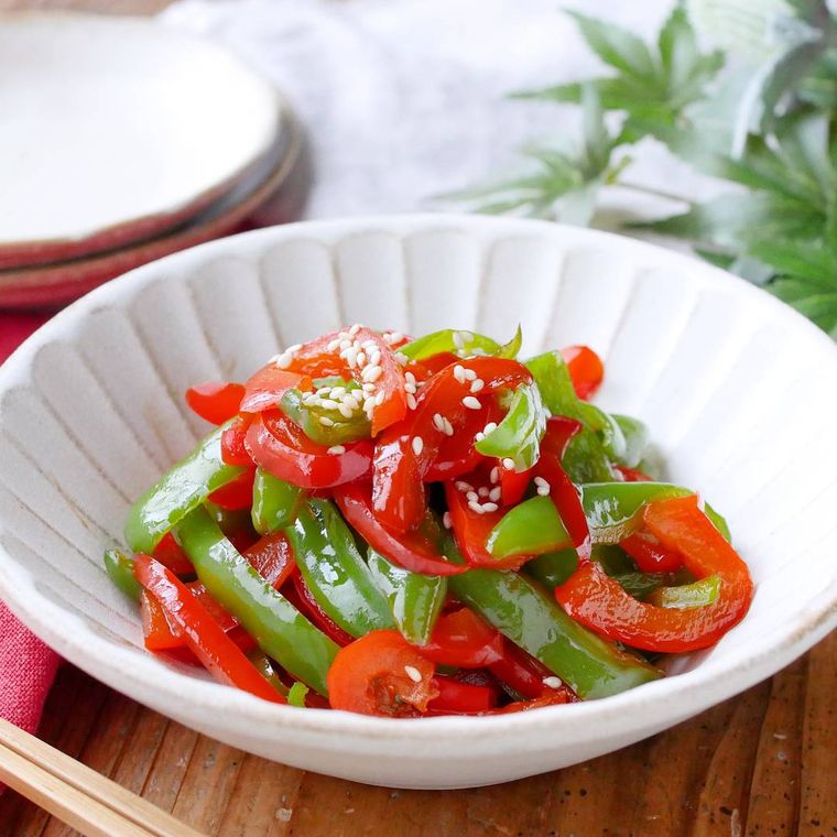 白色の深皿に盛られたパプリカとピーマンのきんぴら