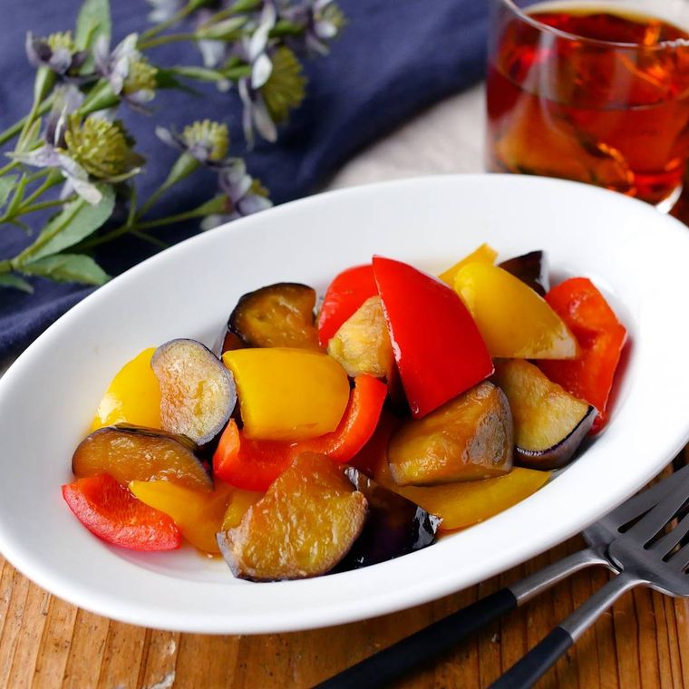 白色の楕円の皿に盛られたなすとパプリカの甘酢炒め