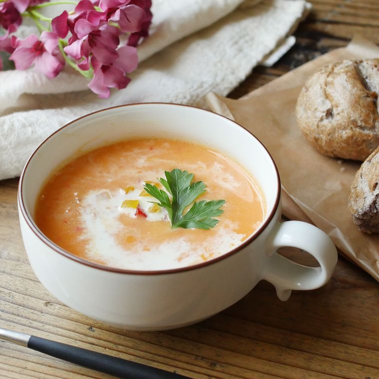 白色のカップに入ったパプリカのポタージュ