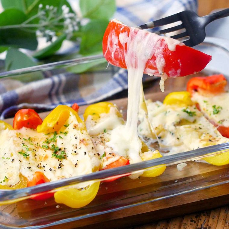 耐熱皿に入ったパプリカのチーズ焼き