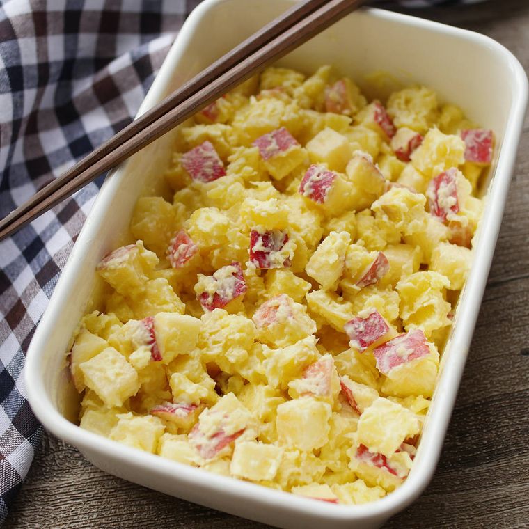 器に盛られたさつまいもとりんごのデリ風サラダ