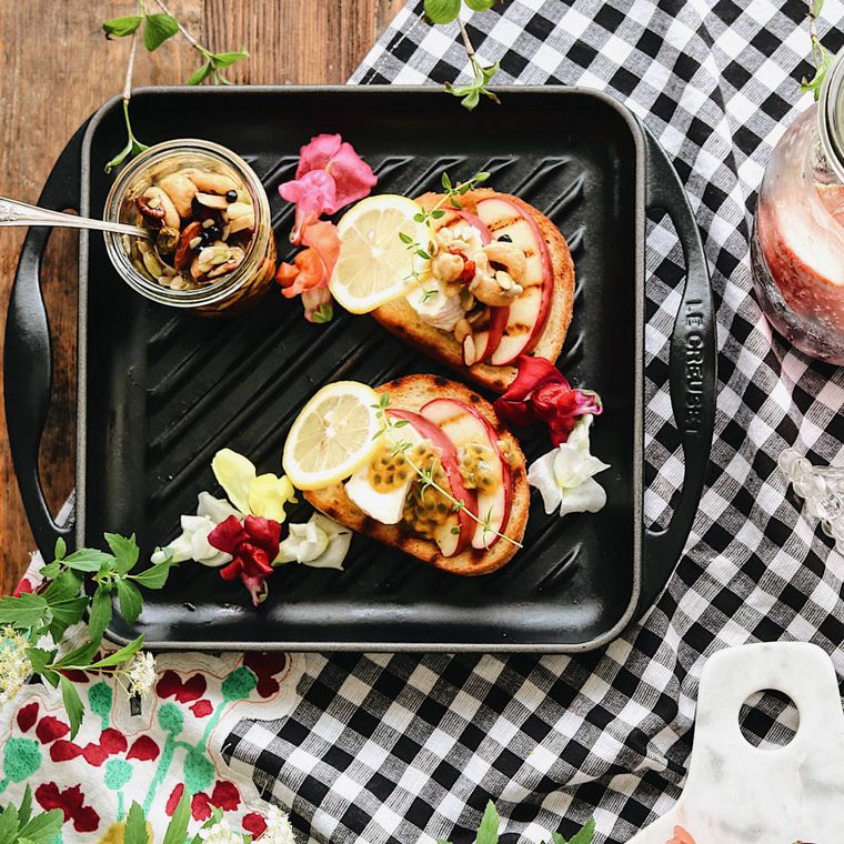 鉄板に置かれたりんごとカマンベールチーズのオープンサンド