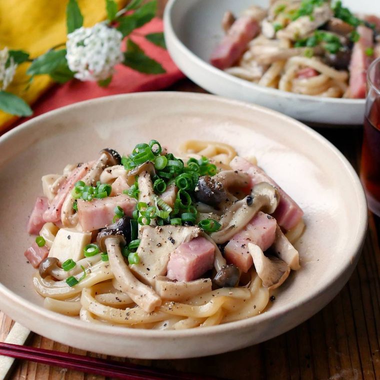 ベージュの深皿に盛られたきのこのバターしょうゆうどん