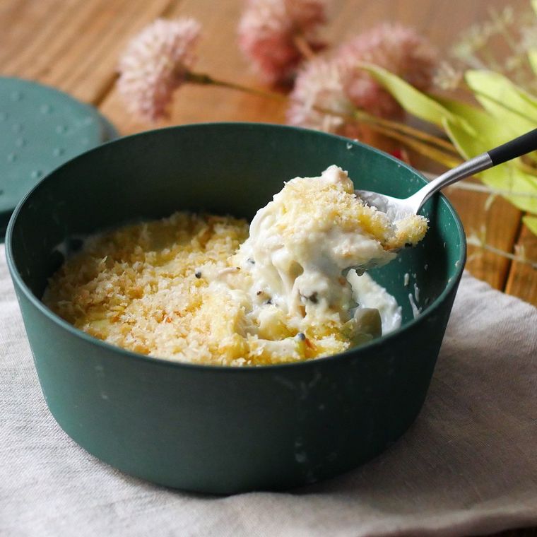 緑色のグラタン皿に入ったお手軽きのこグラタン