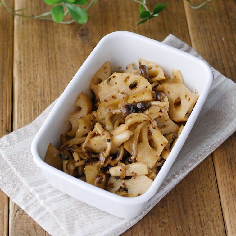 白色の保存容器に入ったれんこんときのこのマスタードマリネ