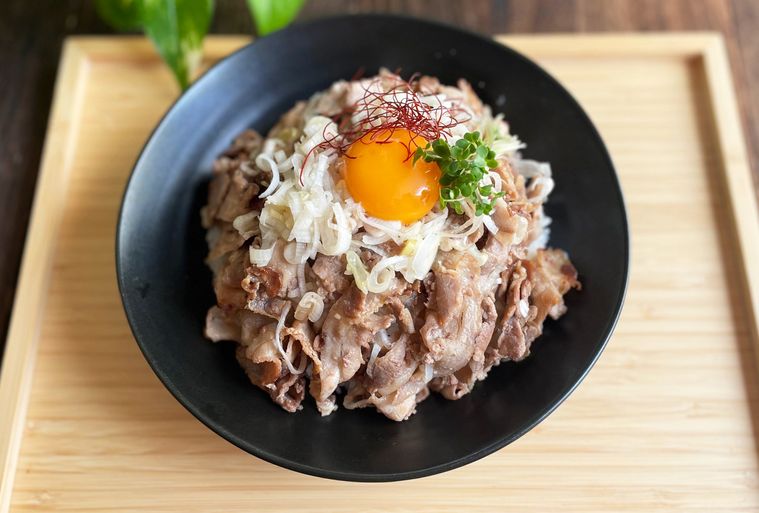 業務スーパー「国産豚バラスライス」で作ったネギ塩豚丼