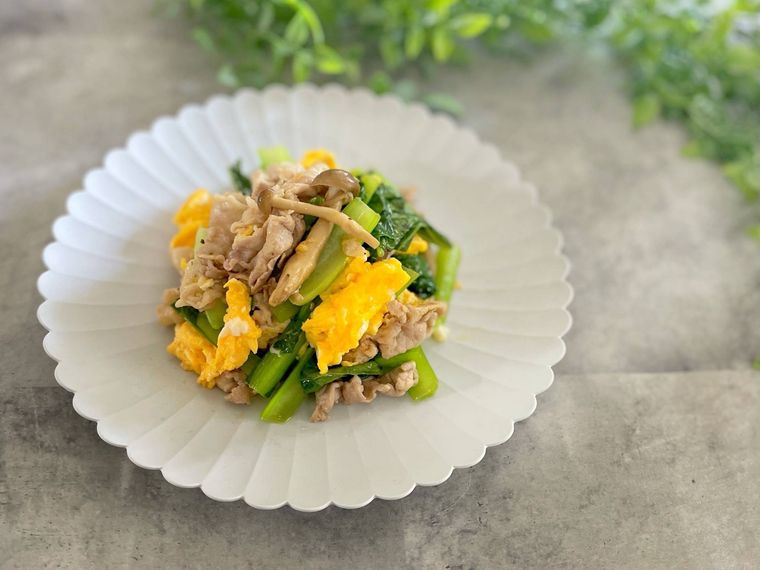 業務スーパーの豚肉を使った「小松菜とたまごの炒めもの」