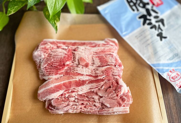 解凍する前の業務スーパー「国産豚バラスライス」