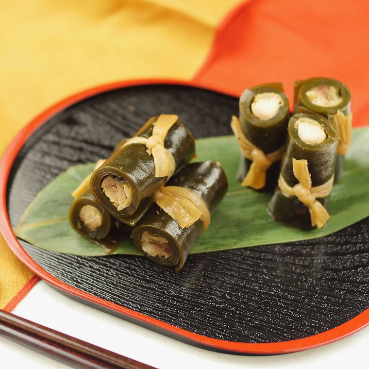 塗りのお盆に盛り付けた昆布巻き