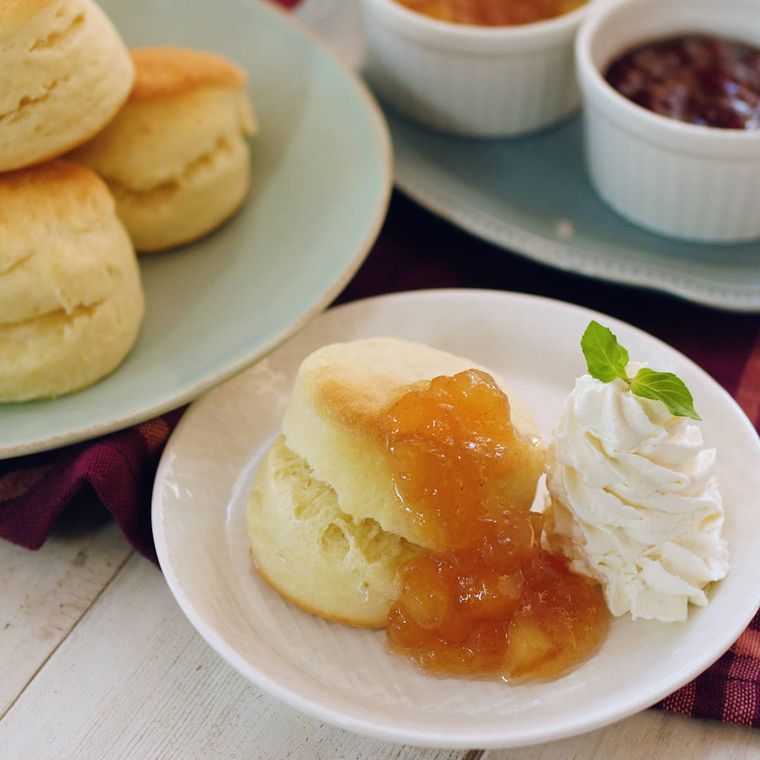 白い皿に並べたホットビスケット