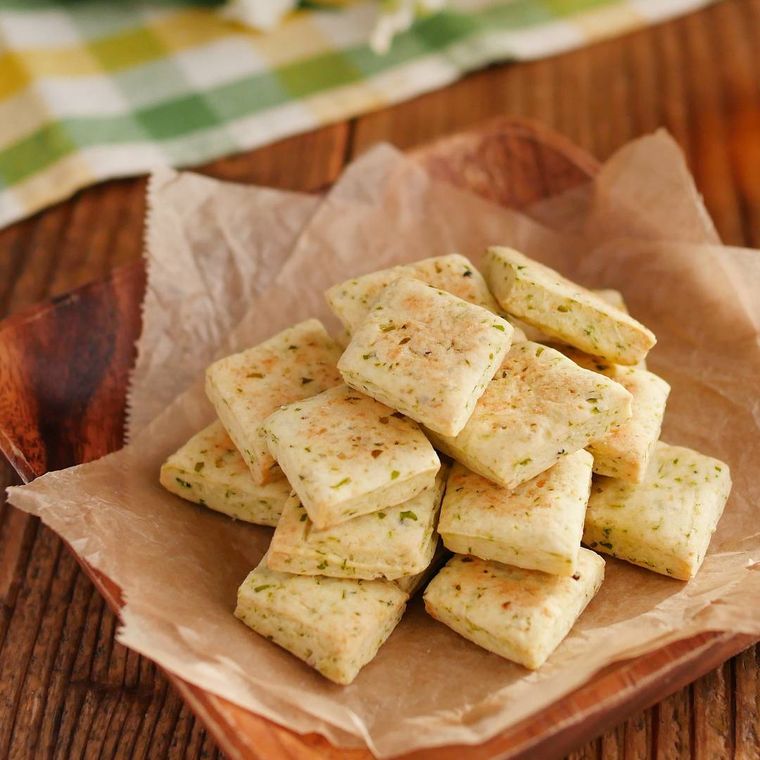 ワックスペーパーに並べたセロリのチーズクラッカー