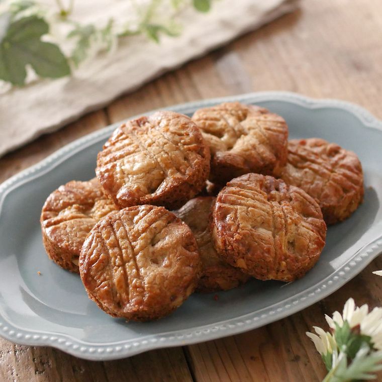 グレーの皿に盛り付けたクルミのガレット