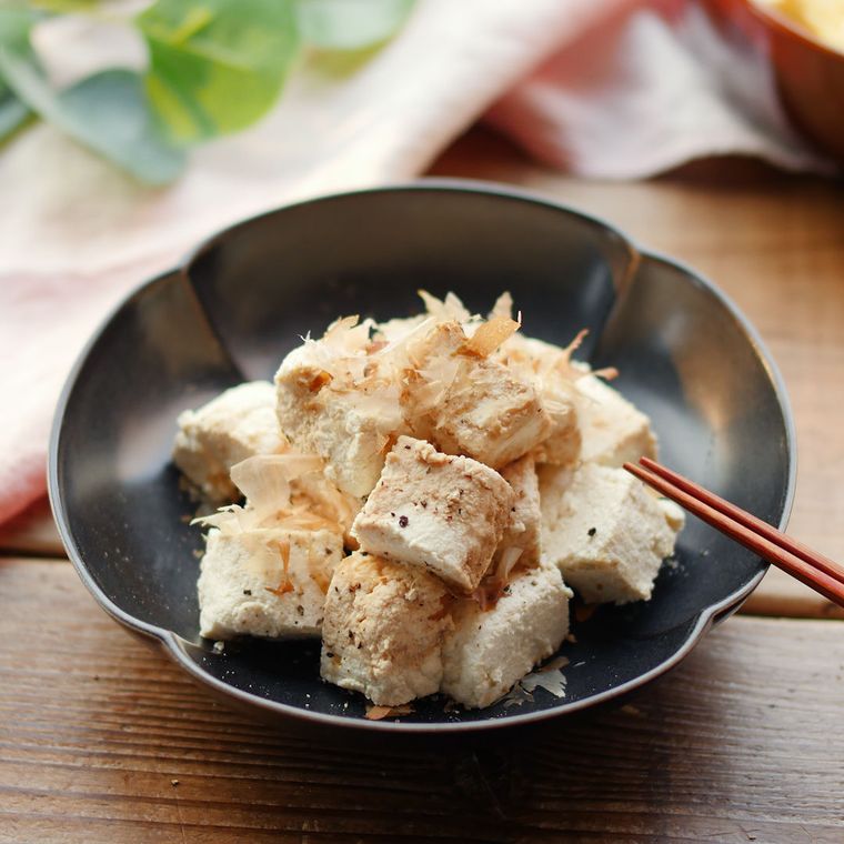 黒い器に盛り付けた手作り豆乳チーズ