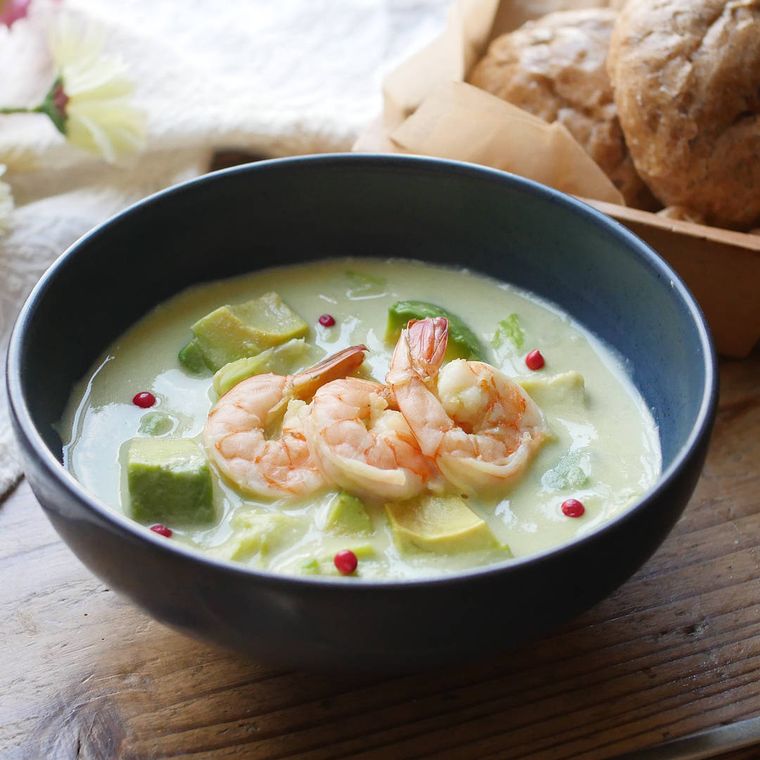 黒い器に盛り付けたアボカドとえびの豆乳クリームスープ