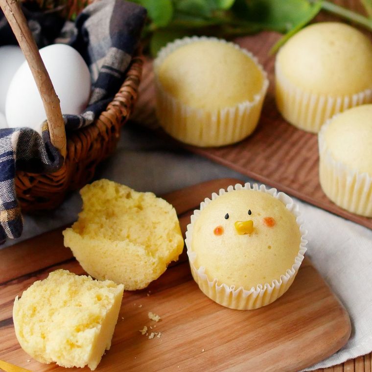 カッティングボードの上にある卵蒸しパン