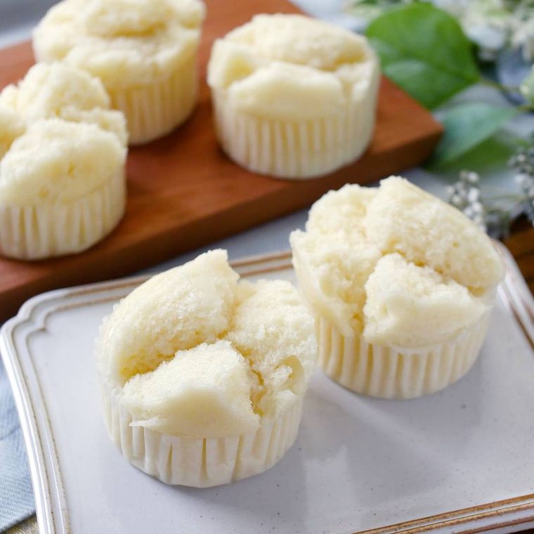 皿とカッティングボードの上にあるヨーグルト蒸しパン