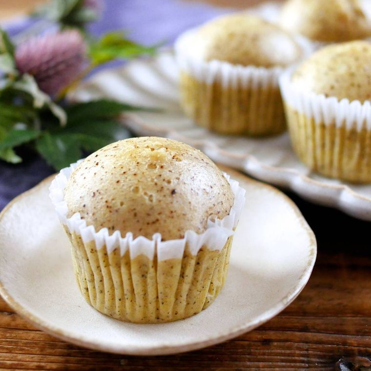 皿の上にあるほうじ茶蒸しパン