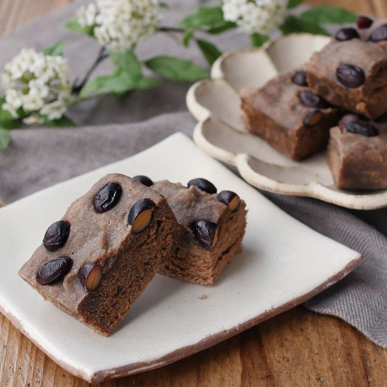 皿に盛られた黒豆きな粉蒸しパン