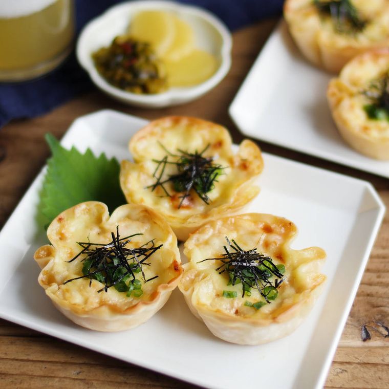 白色の四角の皿に盛られた明太長芋のカップグラタン