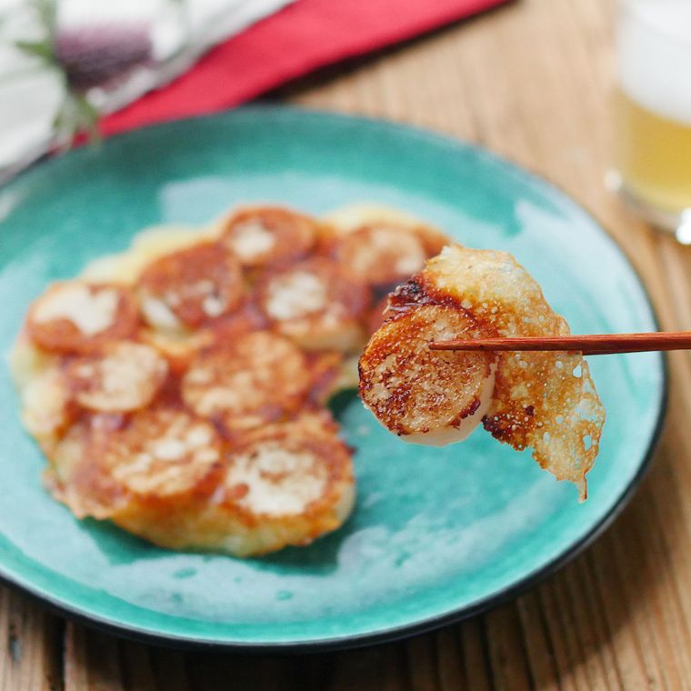 青色の皿に盛られた長芋パリパリチーズ焼き