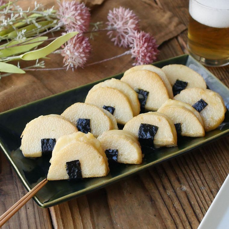 濃い緑色の長方形の皿に盛られた長芋の磯辺チーズ焼き