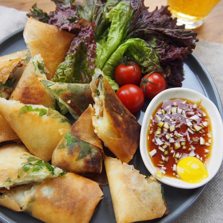 灰色の丸皿に盛られた長芋チーズの納豆春巻き