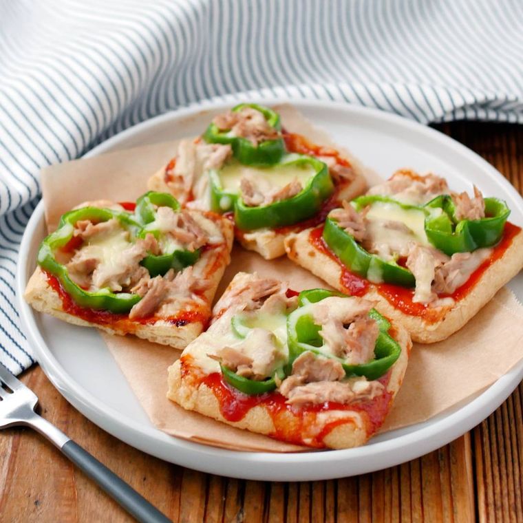 白色の丸皿に入った油揚げピザ