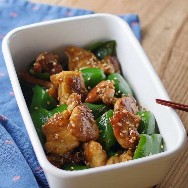白色の保存容器に入った鶏もも肉とピーマンの甘辛カレー炒め