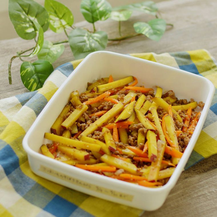 白い保存容器に入っているさつまいものそぼろきんぴら