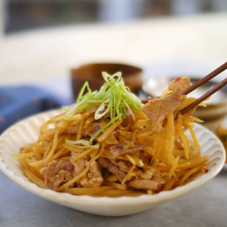 白色の深皿に盛られた豚肉とじゃがいもの辛みそ炒め