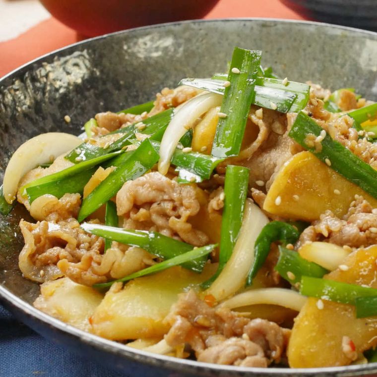 灰色の深皿に盛られたじゃがいもほくほく豚肉じゃがプルコギ