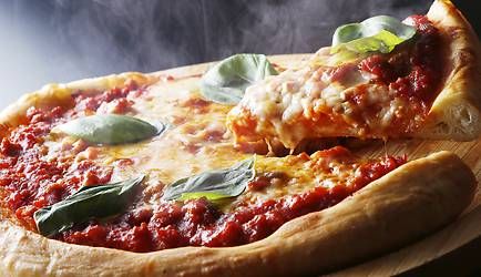 高温の窯で焼き上げたピザ