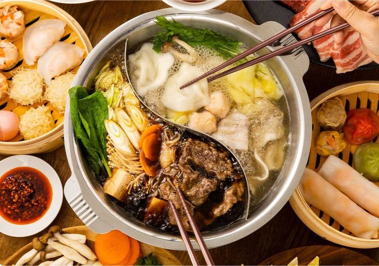 お肉や水餃子をしゃぶしゃぶする様子