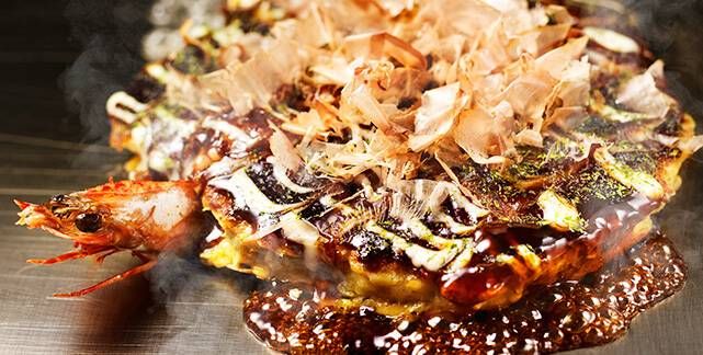 鉄板の上でお好み焼きが焼かれている