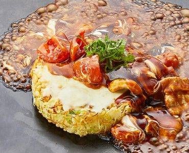 鉄板の上でお好み焼きが焼かれている