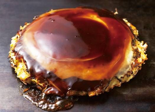 鉄板の上でお好み焼きが焼かれている