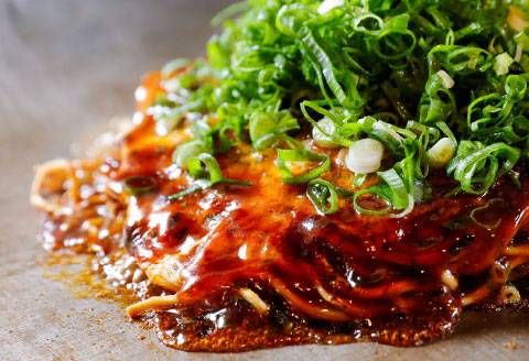 鉄板の上で広島風お好み焼きが焼かれている