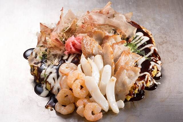 鉄板の上でお好み焼きが焼かれている