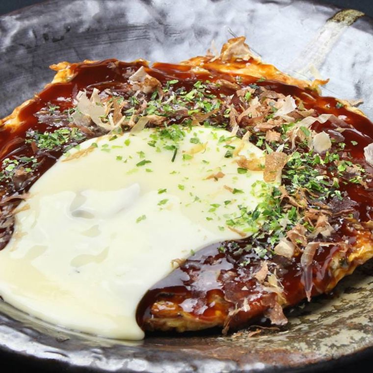 皿に盛られたお好み焼き