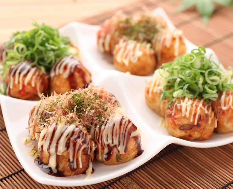 白いお皿にのっているたこ焼き