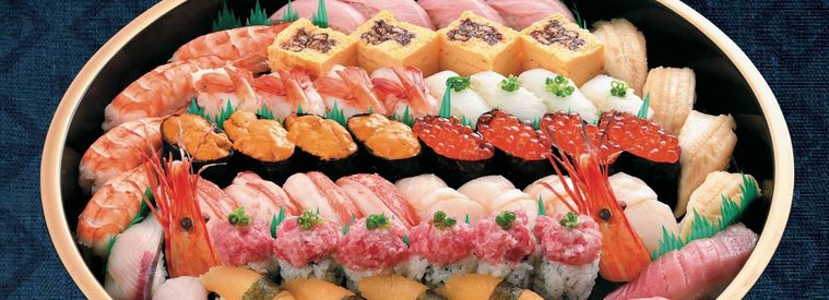 寿司桶に並んだ寿司