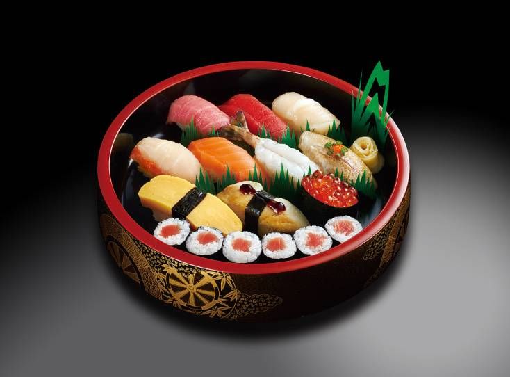 寿司桶に入った寿司