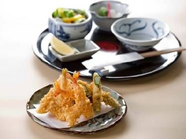 皿に盛られた天ぷら